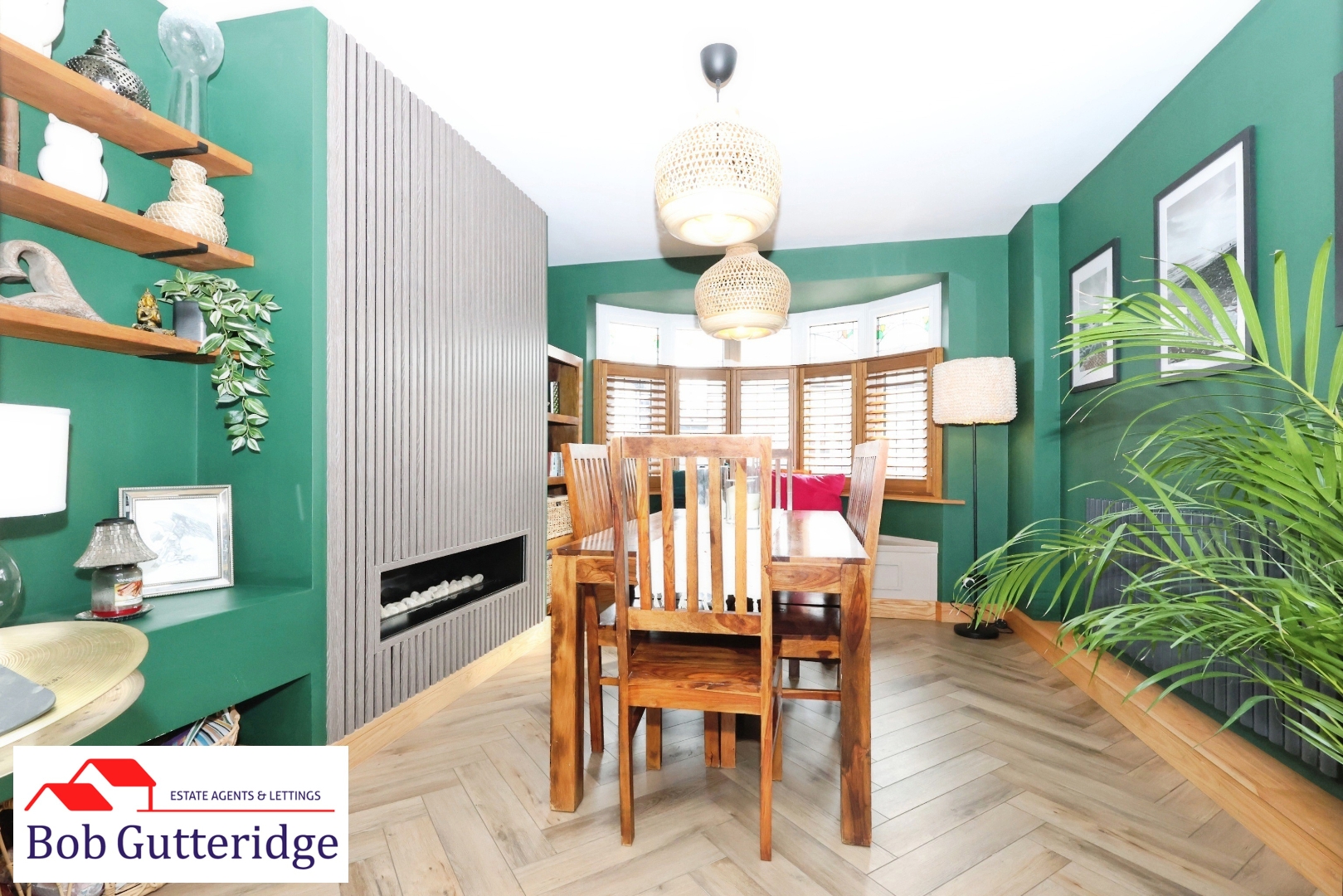 BAY FRONTED DINING ROOM